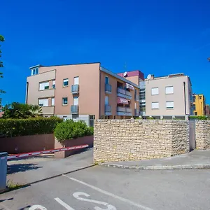 Dora Near Sea And Center With Private Garage Poreč